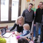 Uun grupo de niños recibe terapia en el centro La Lu junto a Juan José García Marcos, Presidente de Aspace León