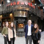 La familia Bofarull delante de la fachada de Los Caracoles