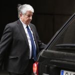 Arturo Fernández a la salida de la Audiencia en febrero de 2015