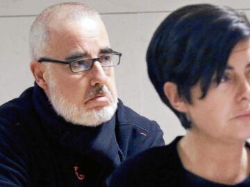 Alfonso Basterra y Rosario Porto durante la primera jornada del juicio que se ha celebrado esta semana en Santiago