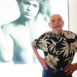 Duane Michals está considerado como uno de los grandes de la fotografía y la exposición en Barcelona es la antológica más importante que se le ha dedicado en la capital catalana