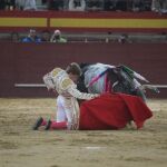 Borja Jiménez de rodillas al comienzo de la faena al cuarto, que le valió una oreja
