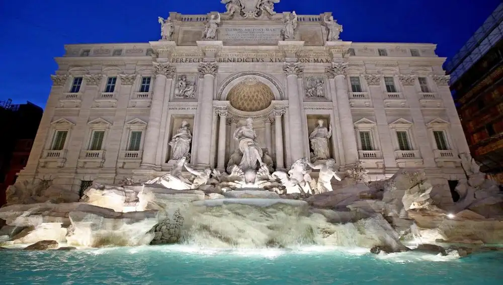 Vista general de la Fontana de Trevi, accesible al público desde hoy tras los trabajos de restauración.