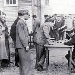 La policía francesa registra a judíos a su llegada al campo de concentración de Pithiviers, en 1941