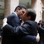 Los abrazos rotos. Sánchez se vio ayer con el presidente de la Federación de Municipios y Provincias, Abel Caballero, que está imputado