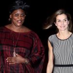 La reina Letizia es recibida por Marième Faye Sall, esposa del presidente de Senegal, Macky Sall, a su llegada hoy a Dakar. EFE/Mariscal