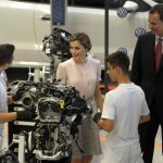El Rey Felipe VI y la Reina Letizia conversan con unos operarios durante la visita que han realizado esta tarde a la planta navarra de Volkswagen con motivo de su cincuenta aniversario.