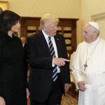 El presidente de los Estados Unidos, Donald Trump (c), y su mujer, Melania (i), se reúnen con el Papa Francisco