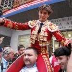 El peruano Roca Rey sale a hombros del coso de Vista Alegre