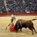 Estocada al recibir de Roca Rey al cuarto de Victoriano del Río, en la séptima función de Fallas