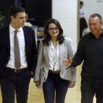 Mónica Oltra y Joan Baldoví, junto al presidente del Gobierno, Pedro Sánchez, en una de sus reuniones el año pasado para negociar los Presupuestos del Estado de 2020