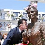Ortega Cano besa la estatua de Rocío en el cementerio de Sevilla
