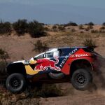 El l piloto Carlos Sainz y su copiloto Lucas Cruz, del equipo Peugeot