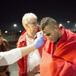 Imagen de los inmigrantes que Salvamento Marítimo rescató ayer cuando navegaban en una embarcación a 35 millas al sudeste de Motril.