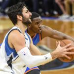 El jugador de Timberwolves Ricky Rubio (i) trata de superar la marca de Semaj Christon (d), de Thunder