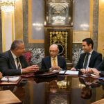 El ministro de Hacienda, Cristóbal Montoro, ayer con los diputados nacionales del PP como Teodoro García (dcha.)