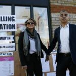 Sadiq Khan y su mujer Saadiya posan para las fotógrafos tras depositar su voto
