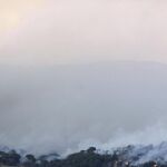 Efectivo de emergencia trabajan por tierra y aire. Imagen de archivo