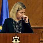 La alta representante de la Unión Europea, Federica Mogherini, no pudo contener las lágrimas al hablar de los atentados