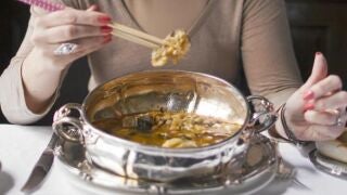 Una comensal degusta un potaje de vigilia 