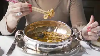 Una comensal degusta un potaje de vigilia Una comensal degusta un potaje de vigilia