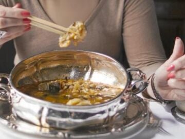Una comensal degusta un potaje de vigilia 
