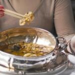 Una comensal degusta un potaje de vigilia 