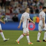 Andres Iniesta, centro, abandona el campo de juego tras finalizar el partido ante Croacia