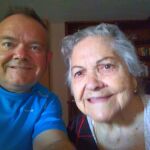 Cristóbal Serrano, en la última foto que tiene junto a su madre