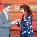La consejera de Hacienda, entregando al entonces presidente del Parlamento las cuentas del presente ejercicio