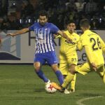 Un jugador del Ponferradina luca por el balón con el centrocampista del VIllarreal Ramiro Guerra