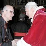 Benedicto XVI saluda afectivamente al cardenal Bertone en el acto de despedida que se celebró ayer con los purpurados de la Curia en la sala Clementina del Vaticano. Allí, Ratzinger se despidió uno a uno de todos los cardenales