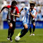 El jugador del Athletic Club de Bilbao, Iñigo Lekue (i), lucha por el balón ante el centrocampista uruguayo del Málaga, Chory Castro, durante el partido correspondiente a la trigésima tercera jornada de Liga de Fútbol.