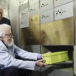 Fernando del Paso, acompañado por el director del Instituto Cervantes, Víctor García de la Concha, deposita su legado