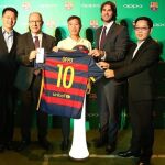 El vicepresidente Manel Arroyo y Xavier Asensi, con los vicepresidentes de OPPO en la presentación en Pekín