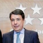 Ignacio González y Ana Isabel Mariño junto a los líderes de los sindicatos UGT y CC OO y la patronal CEIM
