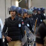 Oficiales de policía pakistaníes en Peshawar, custodiando la procesión chií de Muharram