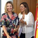 Las consejeras Milagros Marcos y Alicia García conversan antes de la rueda de prensa posterior al Consejo de Gobierno