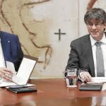 Carles Puigdemont y Oriol Junqueras, ayer, durante la reunión semanal del Gobierno catalán