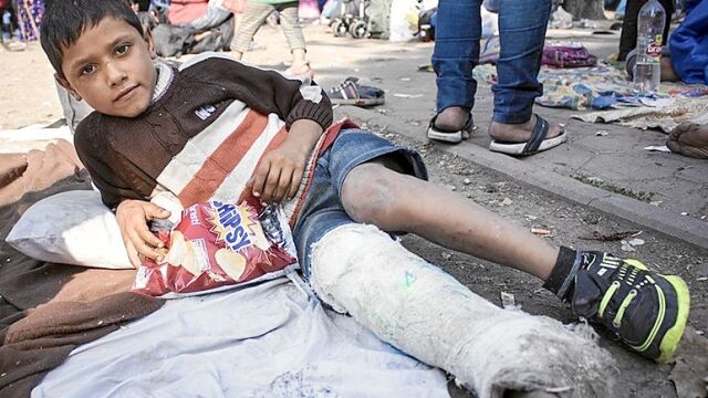 Youssef fue atropellado en Turquía, y desde entonces es llevado en volandas por su familia. Aquí descansa en un parque frente a la estación de Belgrado