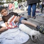 Youssef fue atropellado en Turquía, y desde entonces es llevado en volandas por su familia. Aquí descansa en un parque frente a la estación de Belgrado