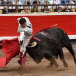 El diestro Juan del Álamo en la faena a su primer toro durante la tercera corrida de abono de la Feria de la Semana Grande de Bilbao