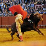 López Simón da una manoletina al último toro de la tarde
