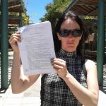 Marisa posa con la denuncia presentada contra Antonio Ojeda por haber abusado sexualmente de su hijo