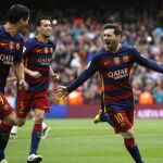 El delantero argentino del FC Barcelona Leo Messi celebra junto a sus compañeros Luís Suárez y Sergi Busquets el primer gol de su equipo
