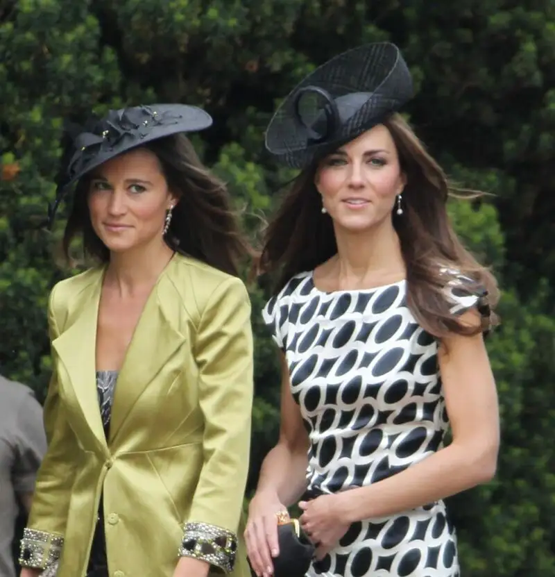 Kate quiso que Pippa (izquierda) fuera madrina de Charlotte; Isabel II