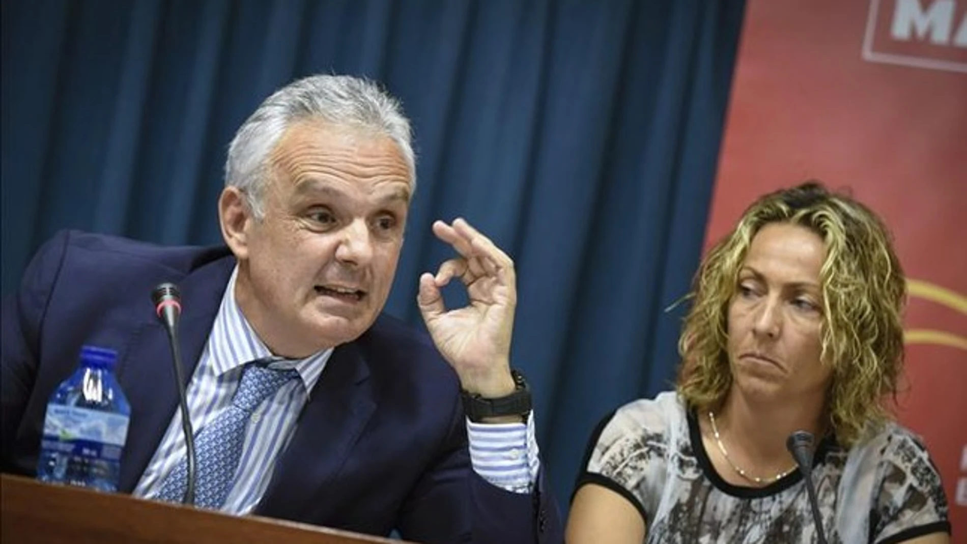 José Luis Escañuela, ex presidente de la Federación de Tenis, junto a la polémica ex capitana de Copa Davis, Gala León