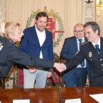 El comisario López Canedo estrecha la mano de Julia González en presencia de Puente y Luis Antonio Gómez