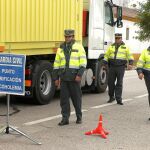 Agentes de la Guardia Civil realizan un control de alcoholemia en la última campaña especial de tráfico