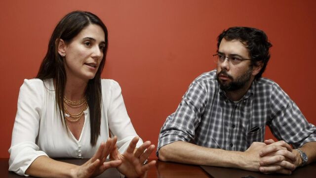 El médico infectólogo de la Clínica Universitaria Bolivariana de Medellín (Colombia), Carlos Andrés Agudelo (d), y la médica infectóloga del Hospital Pablo Tobón Uribe de Medellín, Alicia Hidrón (i), durante una entrevista.